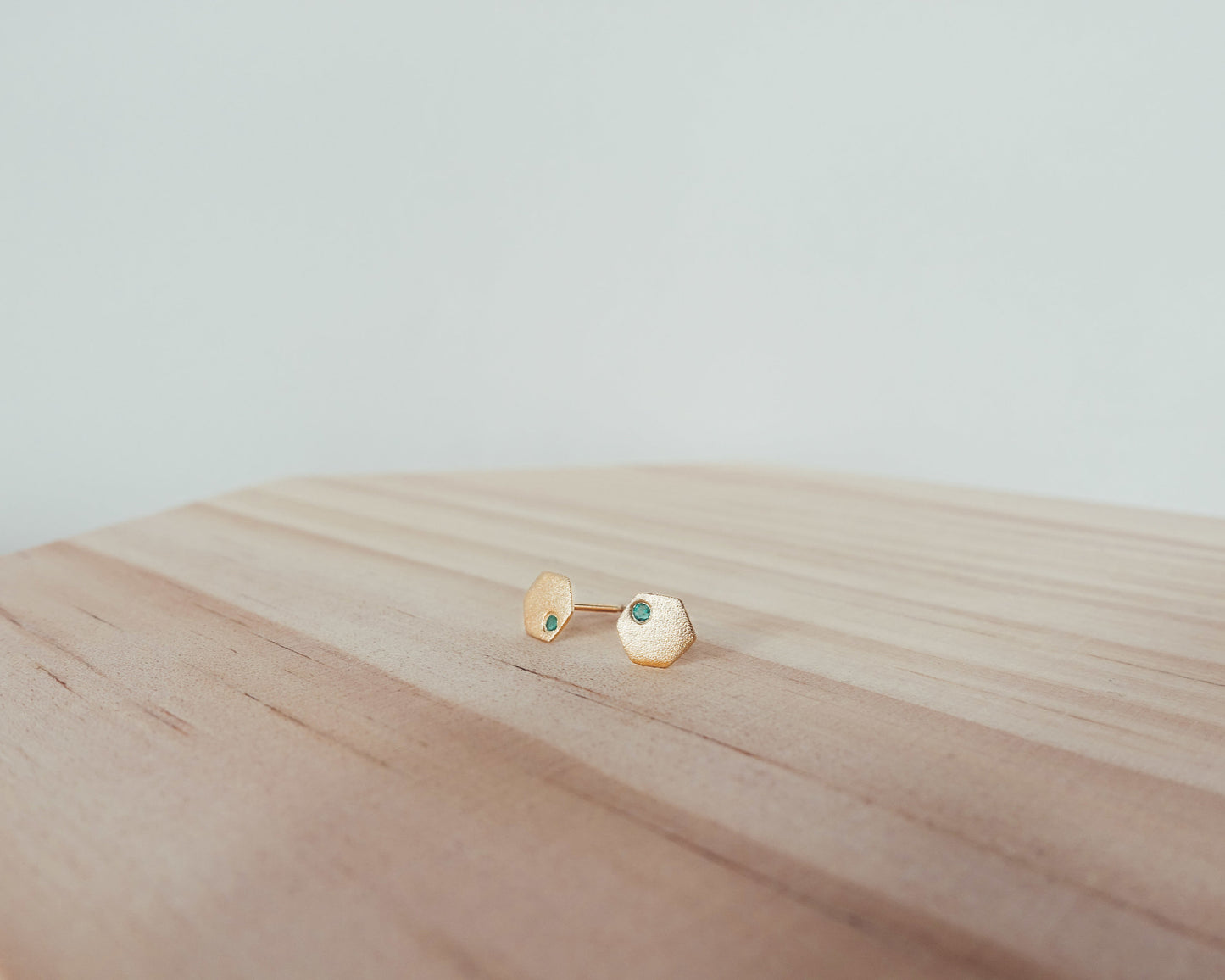 "Sura" minimal hexagon studs