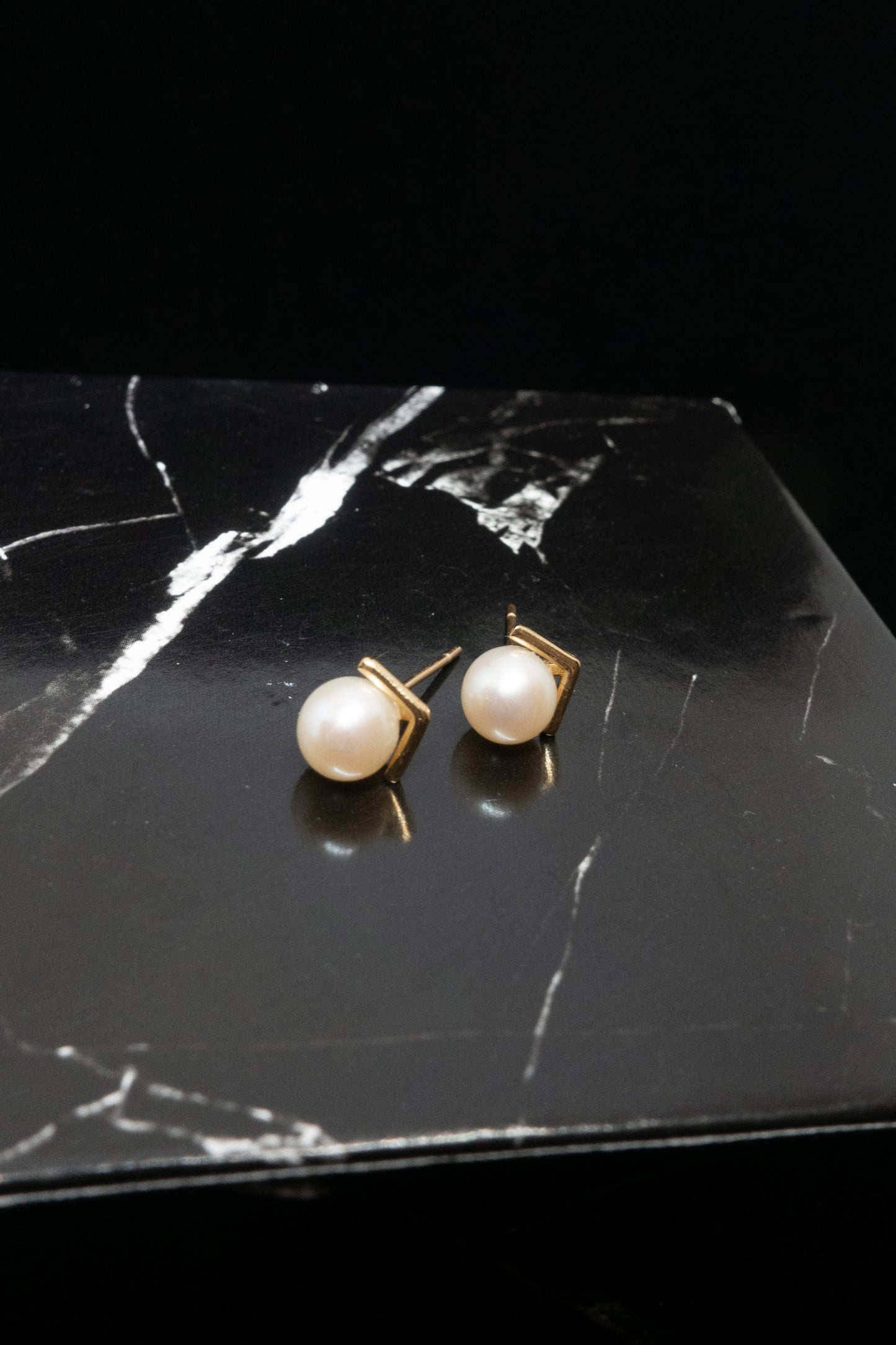 minimal arrow pearl studs