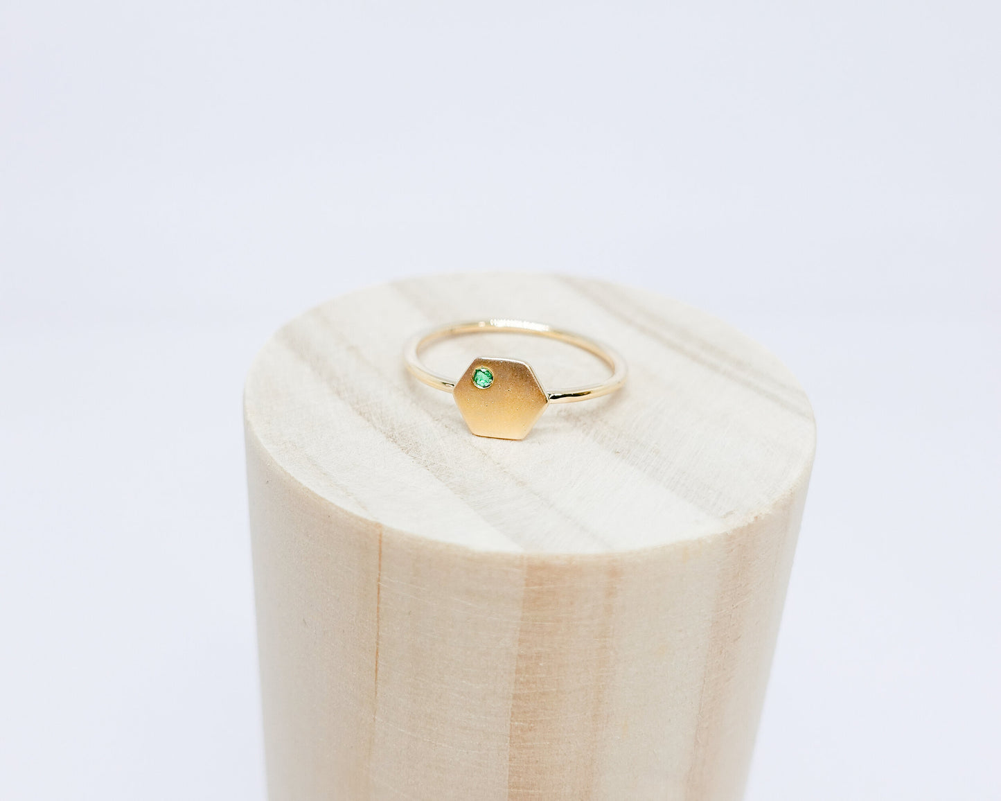 "Sura" minimal hexagon ring