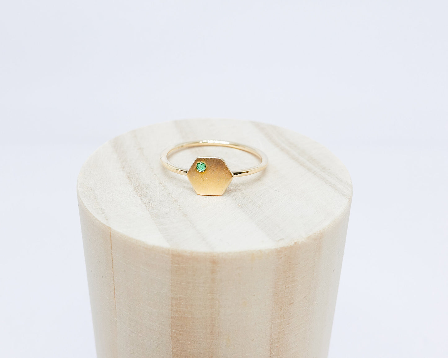 "Sura" minimal hexagon ring