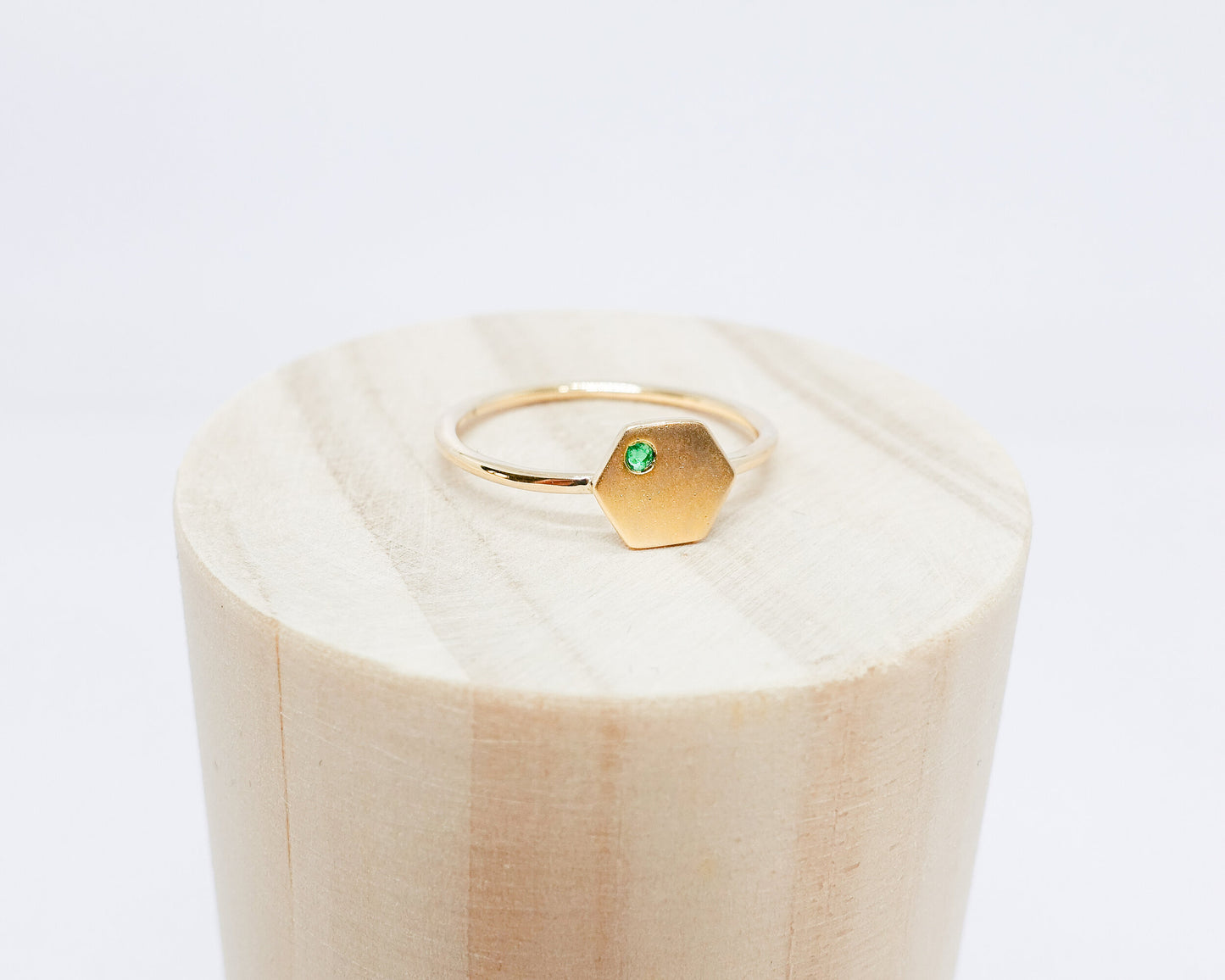 "Sura" minimal hexagon ring