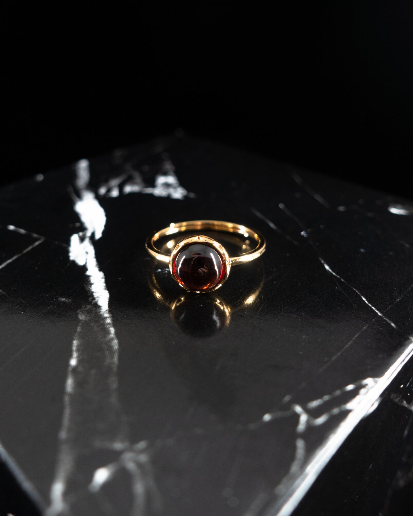 "Rouge" round garnet ring