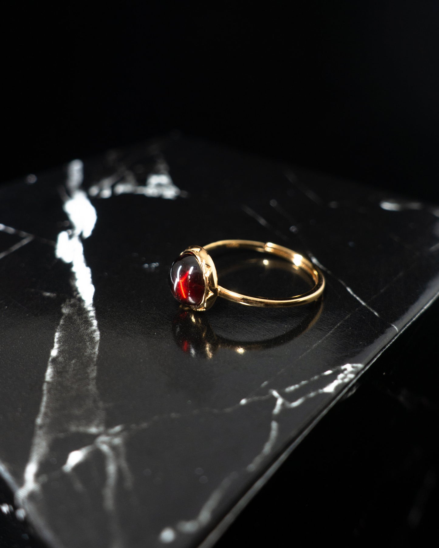 "Rouge" round garnet ring