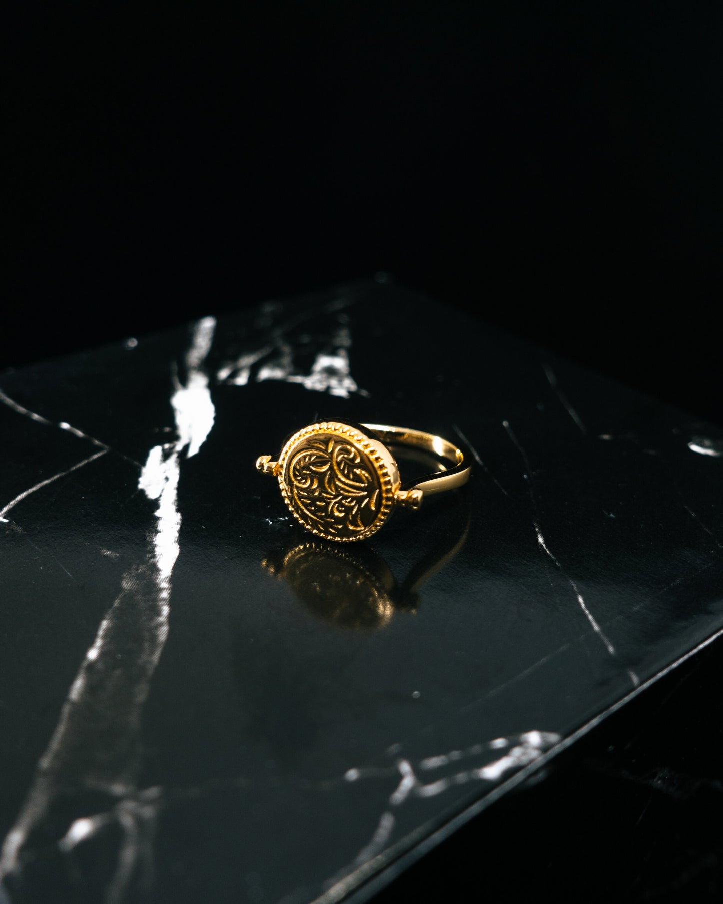 "Theo" double sided flip ring