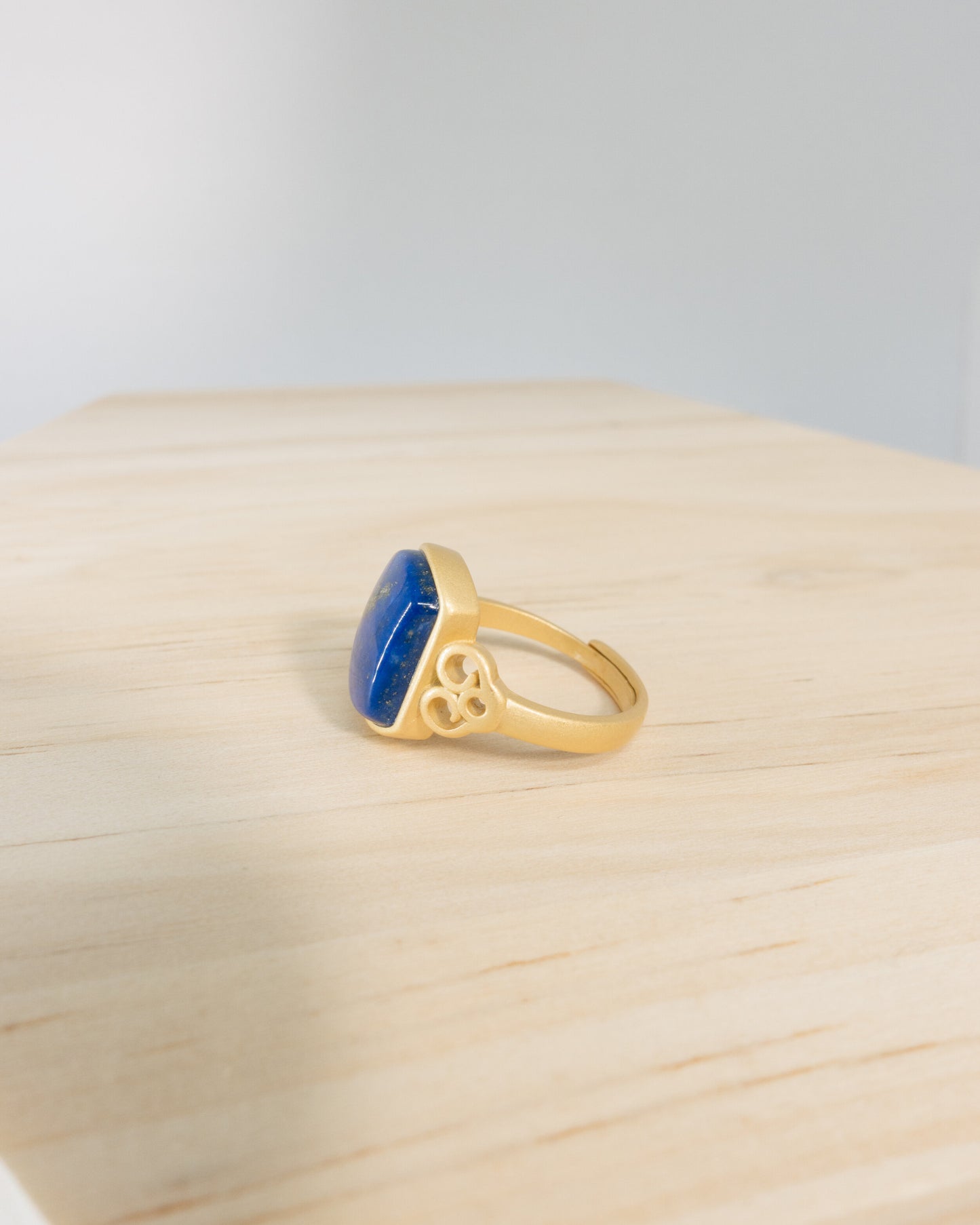 "Léonie" blue lapis ring